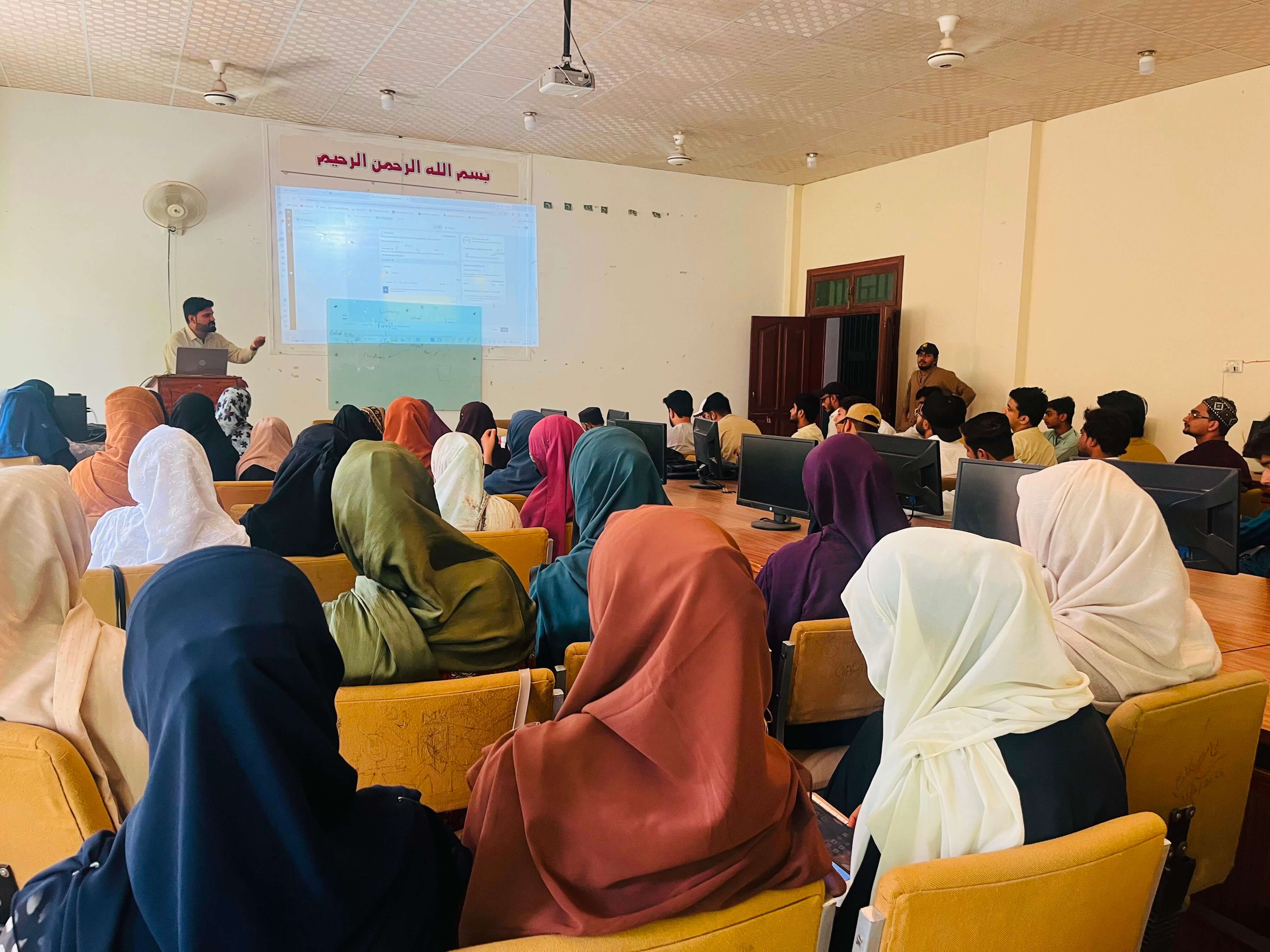 Hunar Tehreek training class in session — photo 3